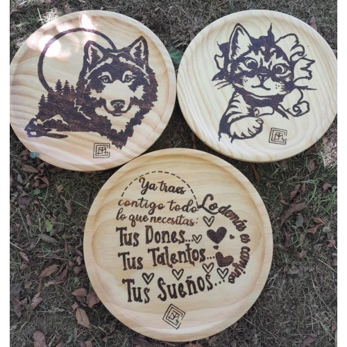 Platos de madera grabados a mano diferentes diseños
