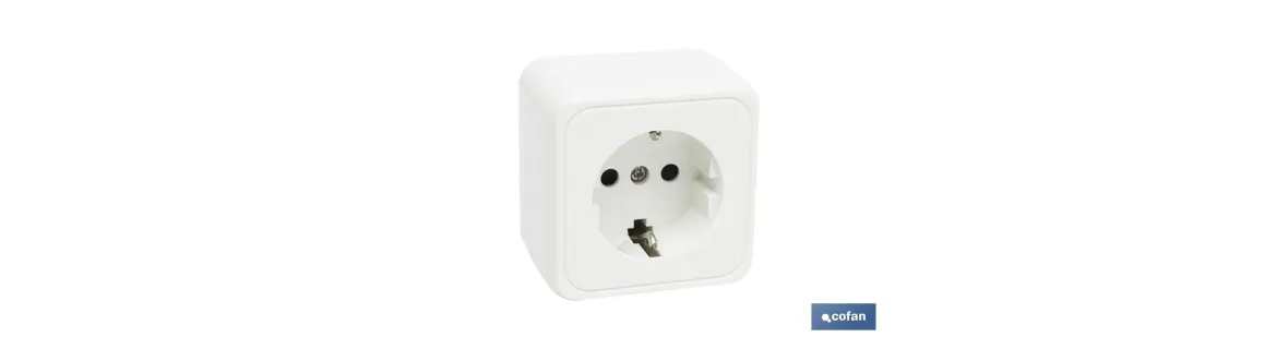 Base cuadrada de superficie con toma tierra | Color Blanco | 16 A - 250 V
